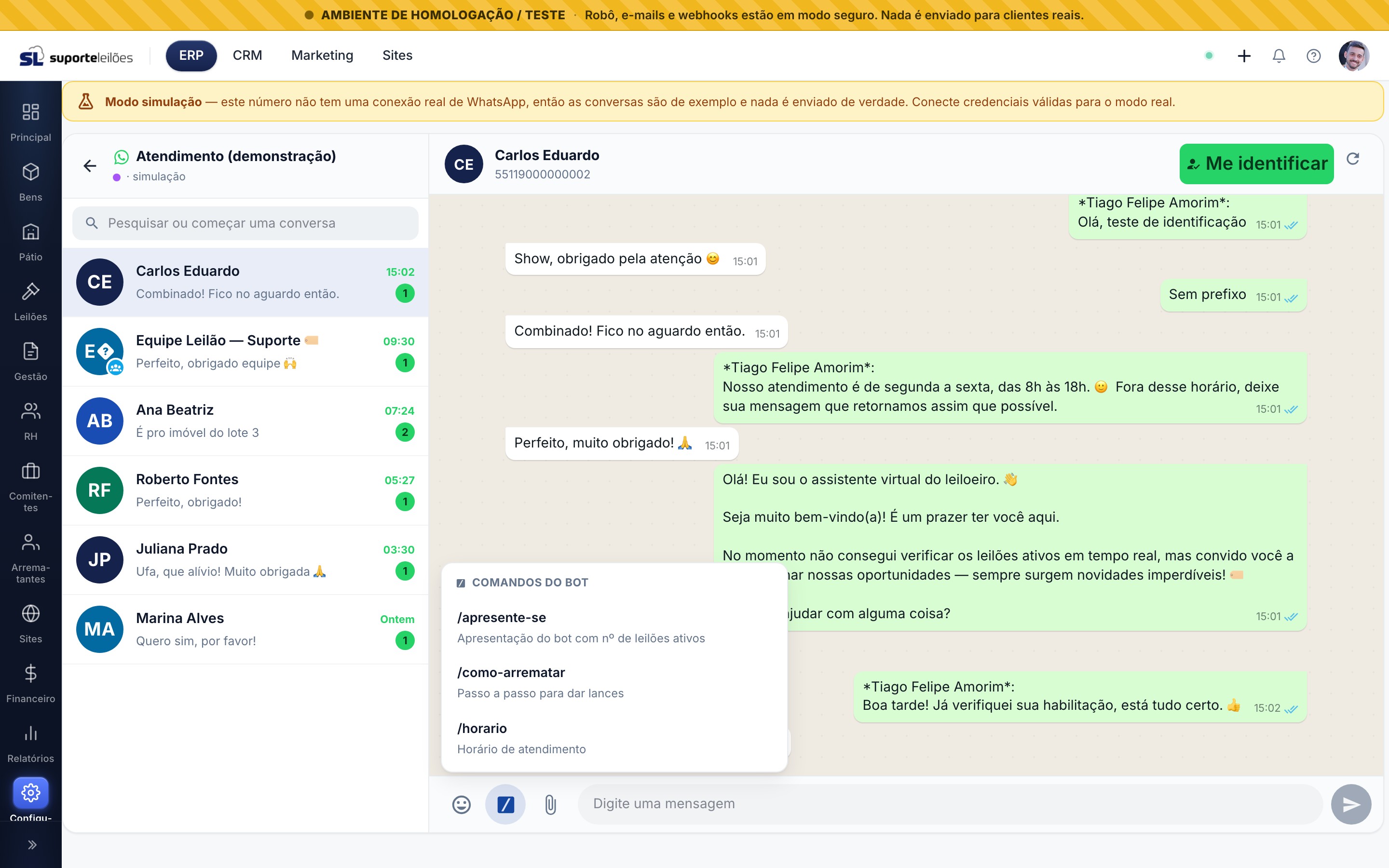 Seletor de comandos do bot aberto no compositor da conversa